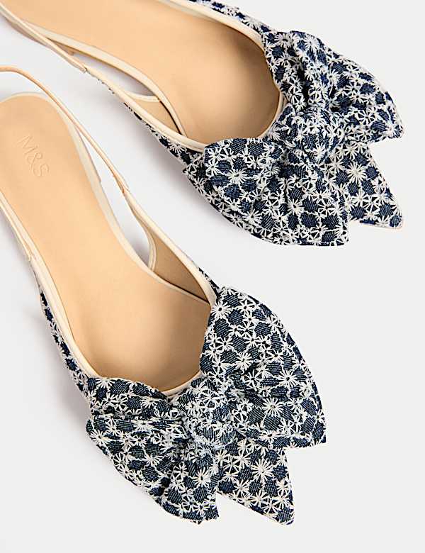 Sandales à semelle plate, bride arrière et motif fleuri - FR