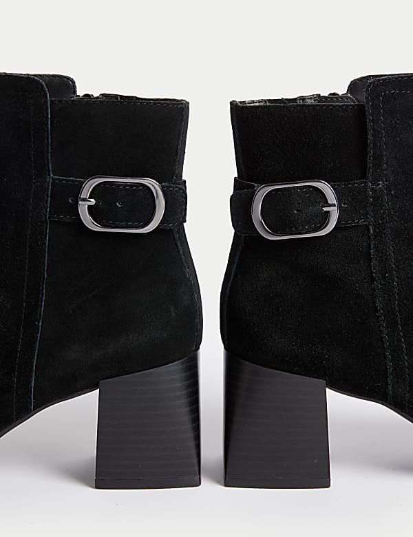 Su&egrave;de enkellaarsjes met brede pasvorm, gesp en blokhak - NL