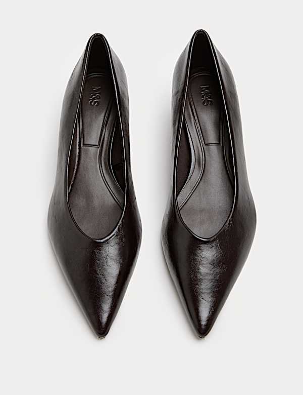 Pumps mit niedrigem Absatz und zulaufender Spitze - DE