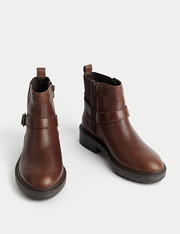 Leren, platte enkellaarsjes met brede pasvorm en gesp - NL