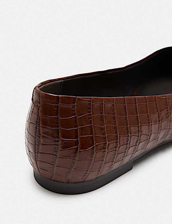 Flache Ballerinas aus Leder in Krokodilslederoptik mit Keilspitze - AT