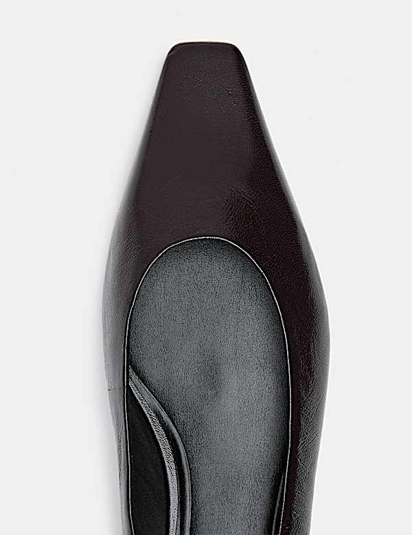 Ballerines en cuir &agrave; bout fusel&eacute; - CH