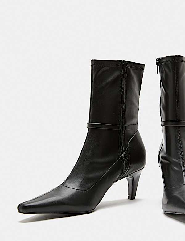 Botas tipo calcet&iacute;n puntiagudas con tac&oacute;n bajo y hebilla - US