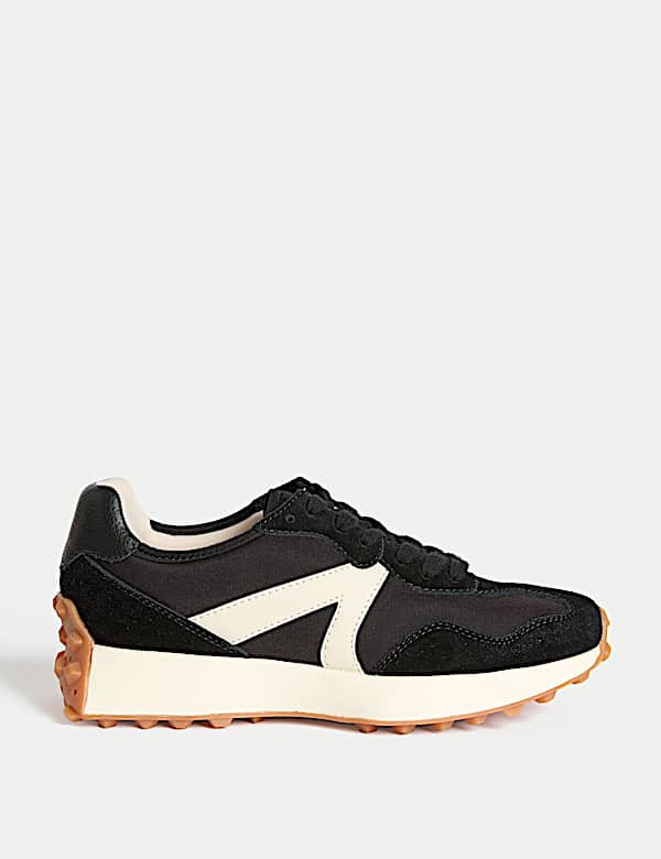Lederturnschuhe mit seitlichem Detail - AT