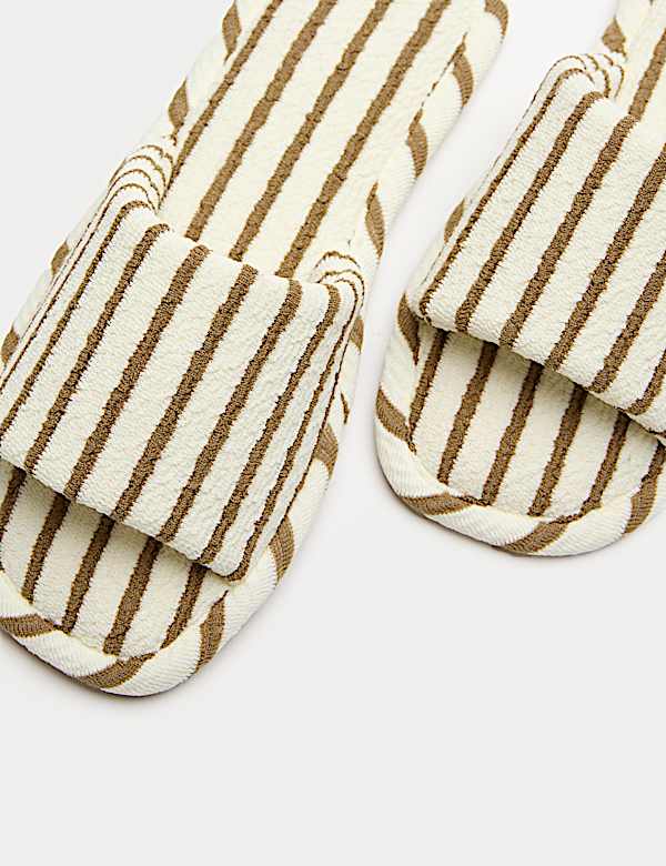 Chaussons ouverts bout d&eacute;couvert &agrave; motif gaufr&eacute; - BE