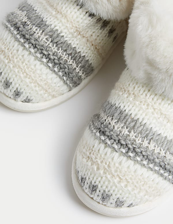 Zapatillas tipo bota imitaci&oacute;n de borreguito con pu&ntilde;os - US