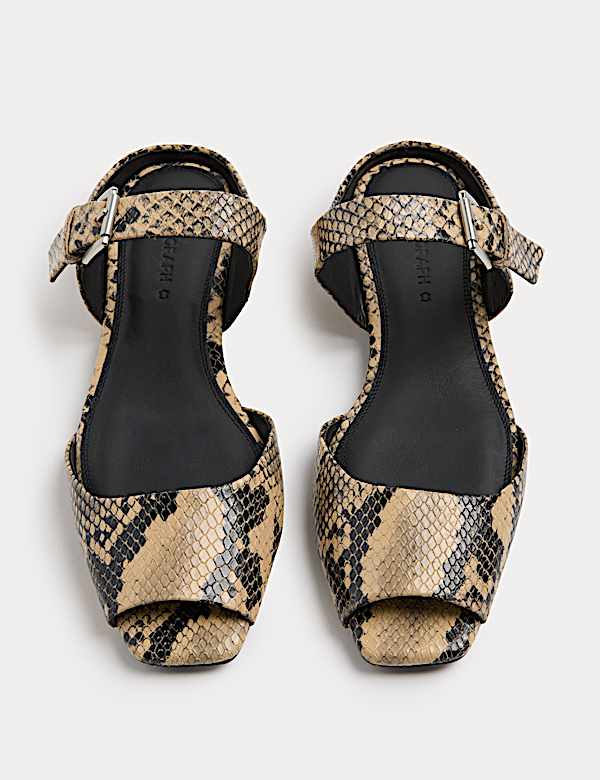Platte leren sandalen met slangenprint en gesp - BE