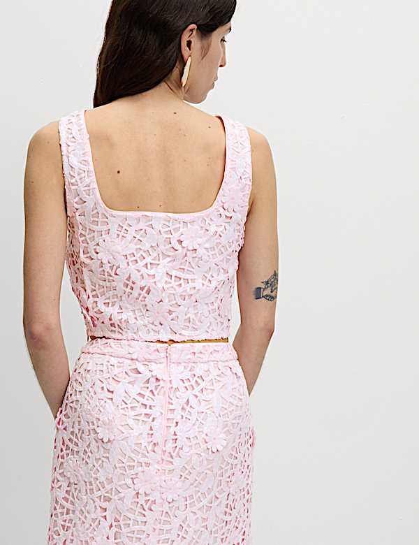 קרופ טופ עם מחשוף מרובע וחיתוכים - IL