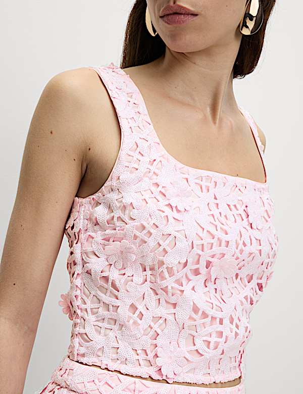 קרופ טופ עם מחשוף מרובע וחיתוכים - IL