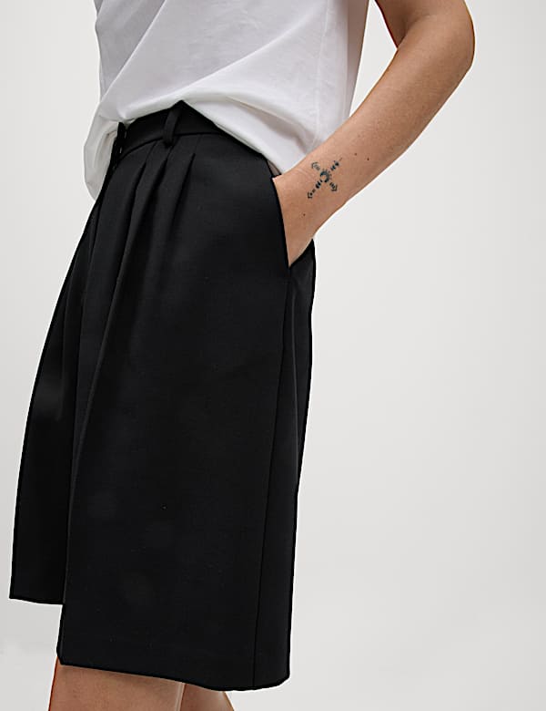 Bermuda-Shorts mit hohem Bund und Bundfalten vorne - AT