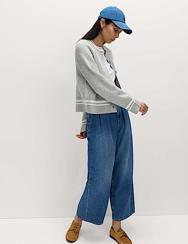 Cardigan aus Wolkengarn, mit Rundhalsausschnitt und Zipfeldetail - AT