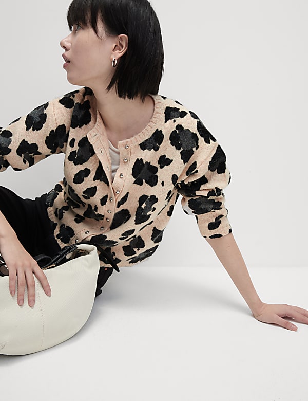 Woll-Cardigan mit Rundhalsausschnitt und Tiermuster - DE