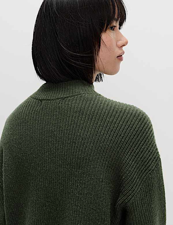 Svetr se stoj&aacute;čkem z jehněč&iacute; vlny - CZ