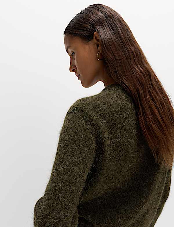 Kurze Strickjacke aus Alpaka-Wolle mit Zopfmuster und Knopfleiste vorn - AT