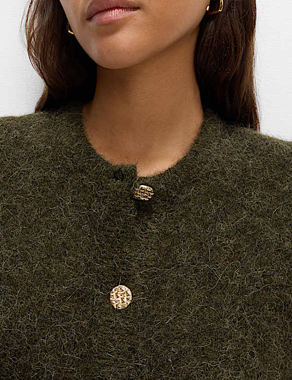 Kurze Strickjacke aus Alpaka-Wolle mit Zopfmuster und Knopfleiste vorn - AT