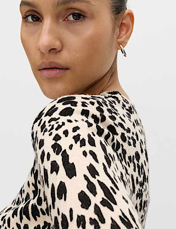 Besonders weicher Pullover mit Rundhalsausschnitt und Tiermuster - DE