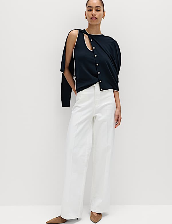 Eng anliegendes Strickoberteil mit Kontrastdetails - AT