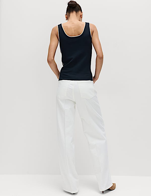 Eng anliegendes Strickoberteil mit Kontrastdetails - AT