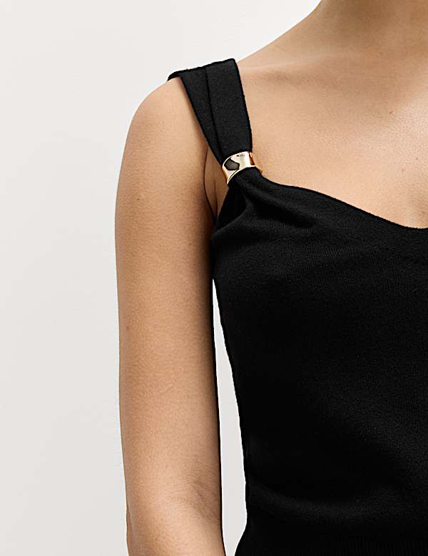 Schmal geschnittene gestrickte kurze Weste mit Hardwaredetail - DE