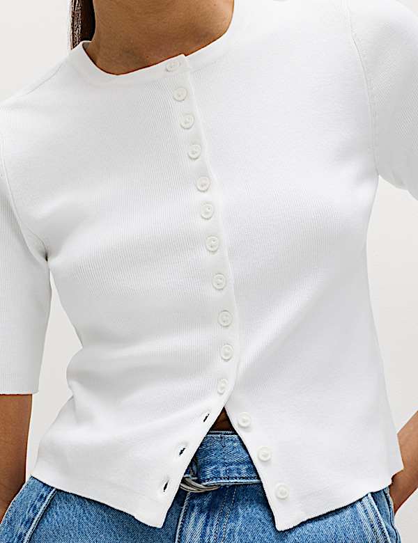 Zkr&aacute;cen&yacute; kardigan s v&yacute;střihem ke krku - CZ