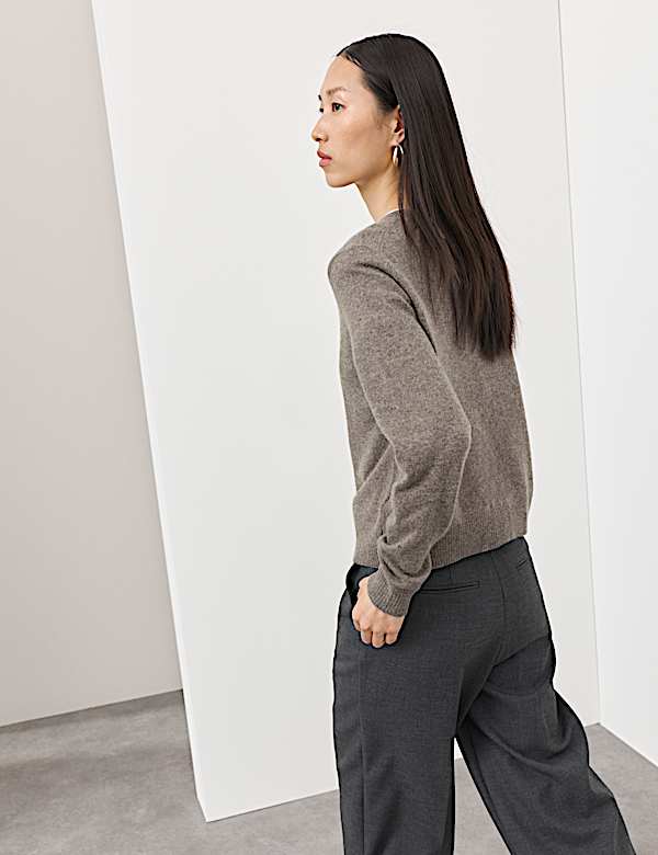 Bequemer Cardigan mit Rundhalskragen aus reinem Kaschmir - DE