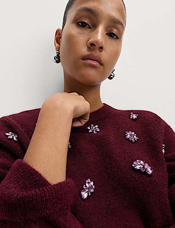 Bequemer Pullover mit Wollanteil und Schmucksteinen - AT