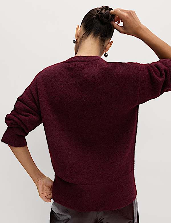 Bequemer Pullover mit Wollanteil und Schmucksteinen - AT