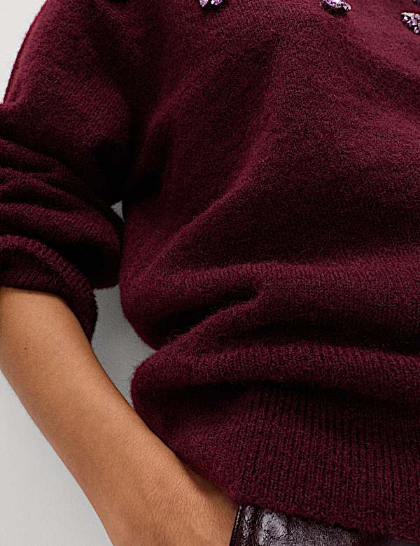 Bequemer Pullover mit Wollanteil und Schmucksteinen - AT