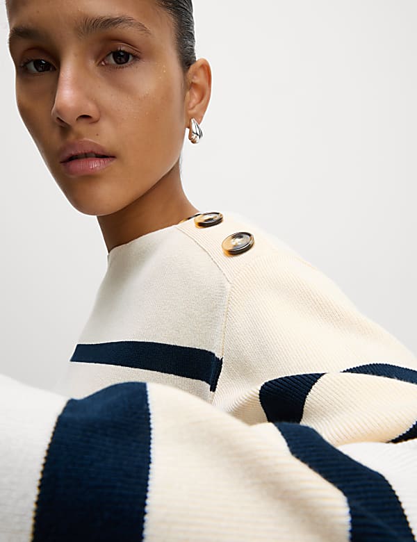 Ριγέ πουλόβερ με κλειστή στρογγυλή λαιμόκοψη σε εφαρμοστή γραμμή - GR