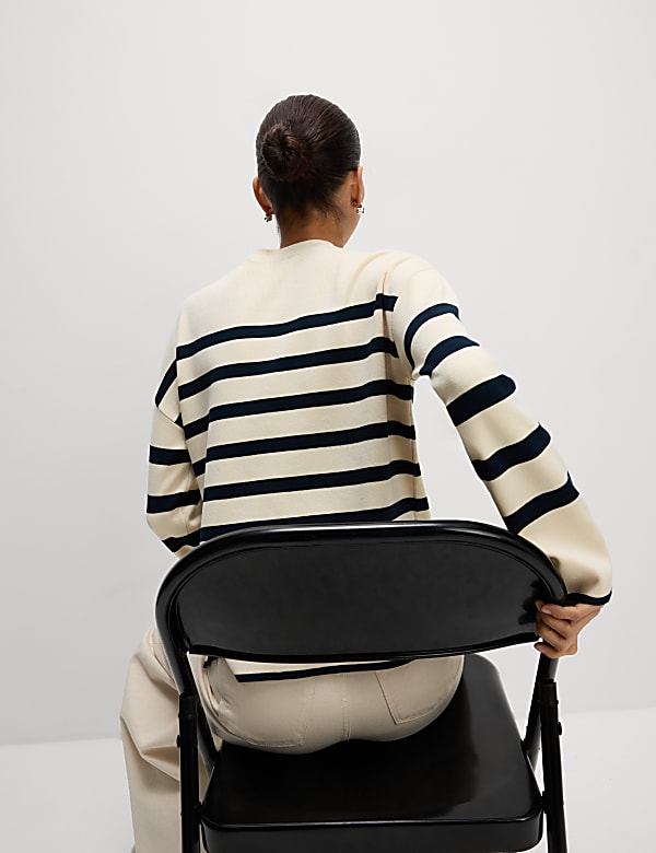 Ριγέ πουλόβερ με κλειστή στρογγυλή λαιμόκοψη σε εφαρμοστή γραμμή - GR