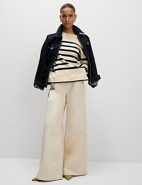 Ριγέ πουλόβερ με κλειστή στρογγυλή λαιμόκοψη σε εφαρμοστή γραμμή - GR