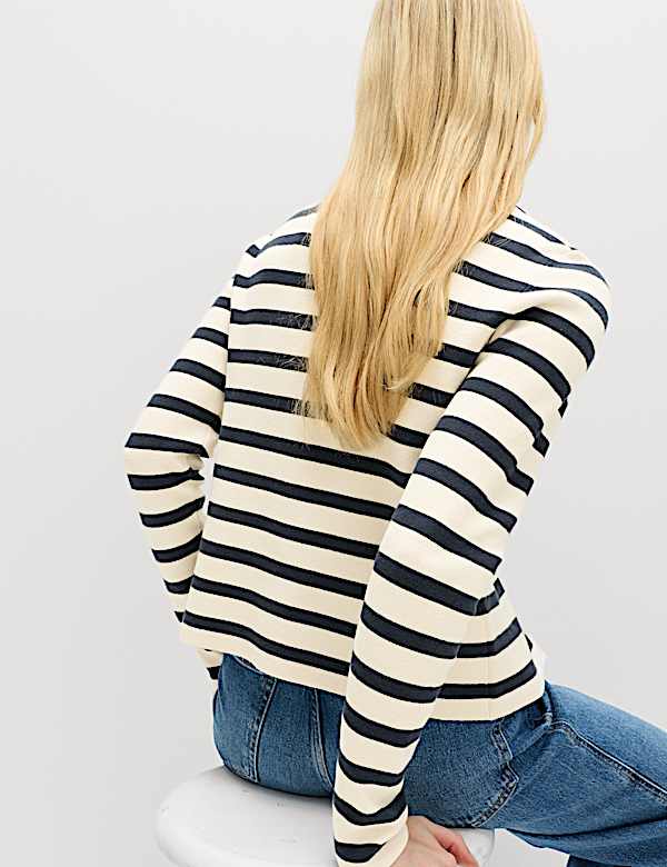 Schmal geschnittene, gestreifte Jacke aus Strick mit hohem Baumwollanteil - AT