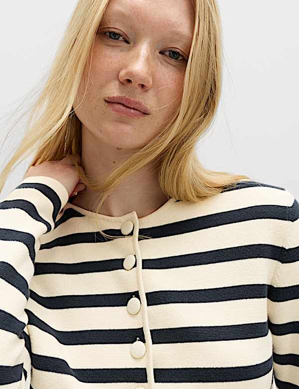 Schmal geschnittene, gestreifte Jacke aus Strick mit hohem Baumwollanteil - AT