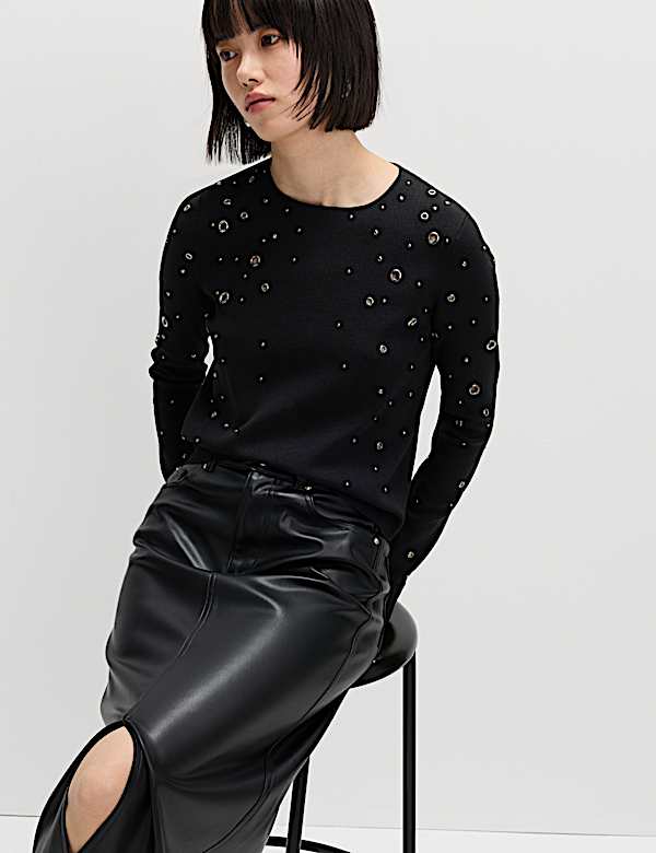 סוודר מעוטר בעיגולי מתכת עם צווארון עגול - IL