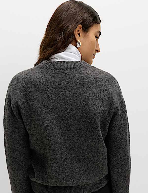 סוודר מעוטר בשילוב צמר עם כיתוב וצווארון עגול - IL