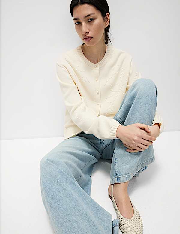 Cardigan mit hohem Baumwollanteil, Rundhalsausschnitt und Zierdetails - DE