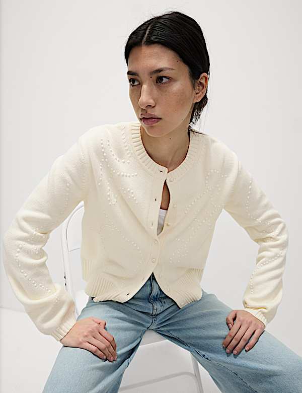 Cardigan mit hohem Baumwollanteil, Rundhalsausschnitt und Zierdetails - DE