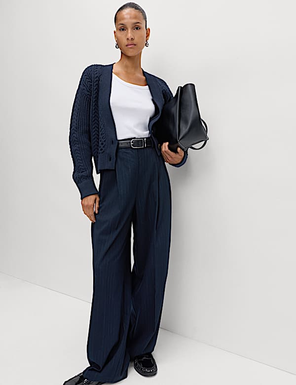 Katoenrijk kort vest met kabelsteek en V-hals - BE