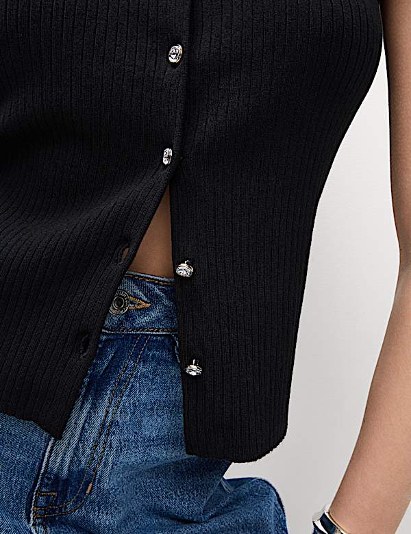 Texturovan&aacute; vesta na knofl&iacute;ky s v&yacute;střihem ke krku - CZ