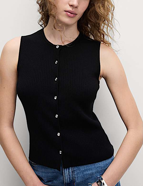 Texturovan&aacute; vesta na knofl&iacute;ky s v&yacute;střihem ke krku - CZ