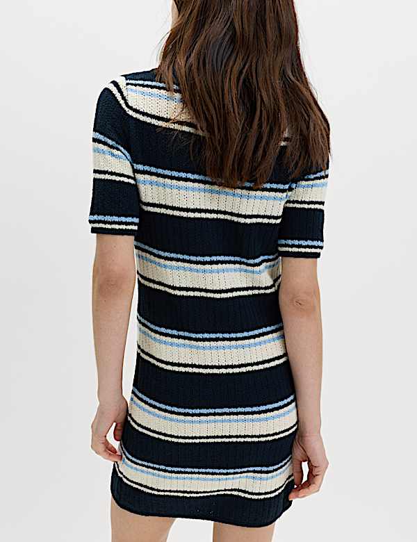 Dzianinowa sukienka mini w paski z przewagą bawełny - PL