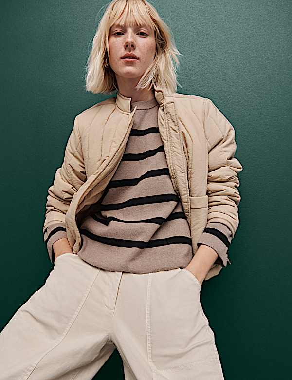 Pruhovan&yacute; svetr s vysok&yacute;m pod&iacute;lem bavlny a kulat&yacute;m v&yacute;střihem - CZ