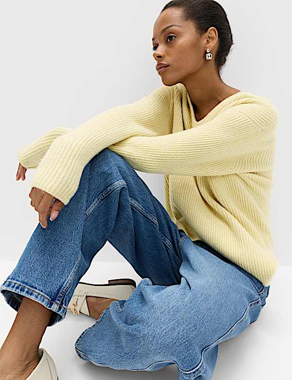 Žebrovan&yacute; svetr s v&yacute;střihem do V s vlnou - CZ