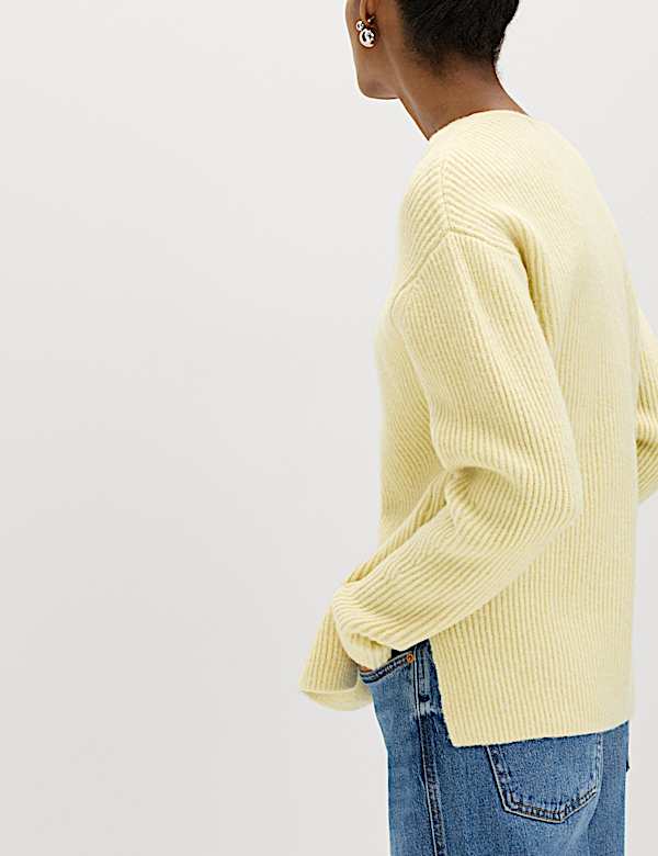 Žebrovan&yacute; svetr s v&yacute;střihem do V s vlnou - CZ