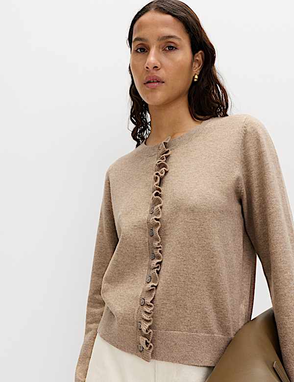 Schmal geschnittene Strickjacke aus Air-Yarn mit R&uuml;schen - DE