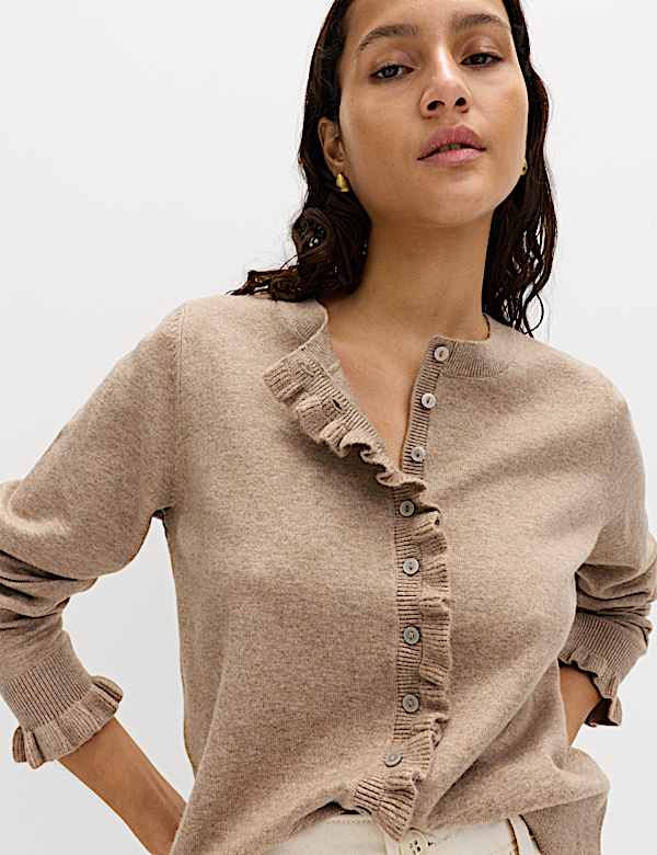 Schmal geschnittene Strickjacke aus Air-Yarn mit R&uuml;schen - DE