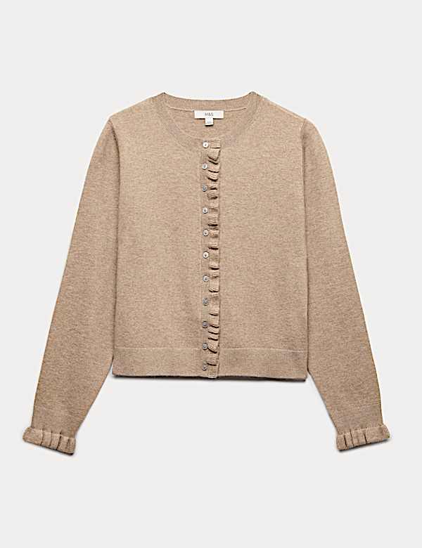 Schmal geschnittene Strickjacke aus Air-Yarn mit R&uuml;schen - DE