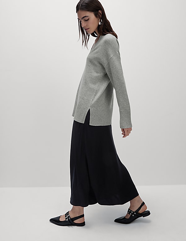 Pull coupe d&eacute;contract&eacute;e en maille l&eacute;g&egrave;re &agrave; col en V  - FR