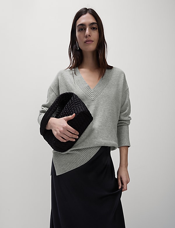 Pull coupe d&eacute;contract&eacute;e en maille l&eacute;g&egrave;re &agrave; col en V  - FR