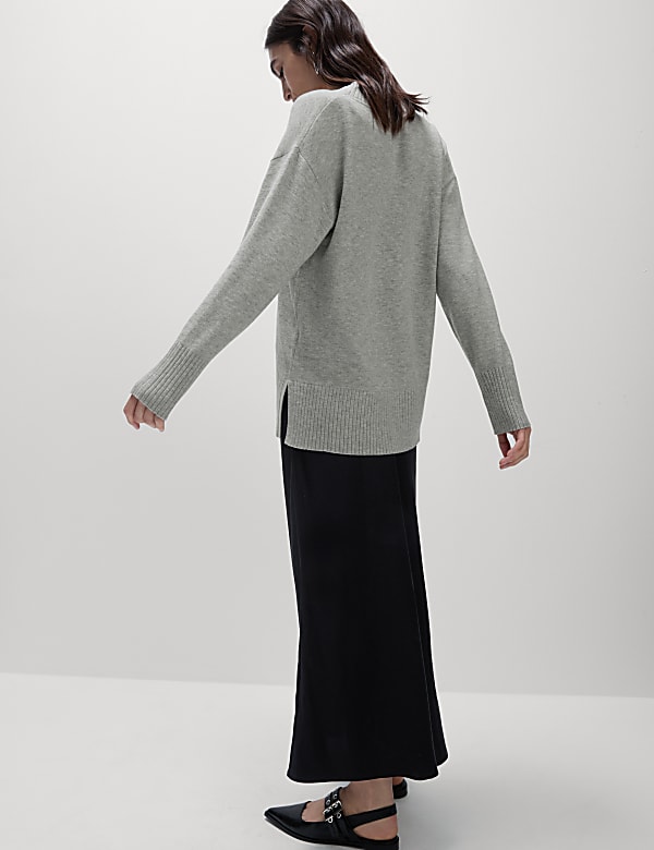 Pull coupe d&eacute;contract&eacute;e en maille l&eacute;g&egrave;re &agrave; col en V  - FR